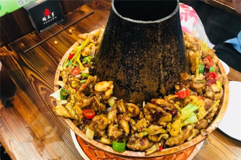 辣三多炭火蛙鍋